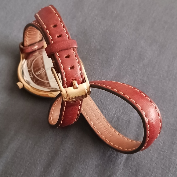 VINTAGE | MICHAEL KORS BEAUTIFUL LEATHER WRAP AROUND BRACELET - Picture 6 of 12